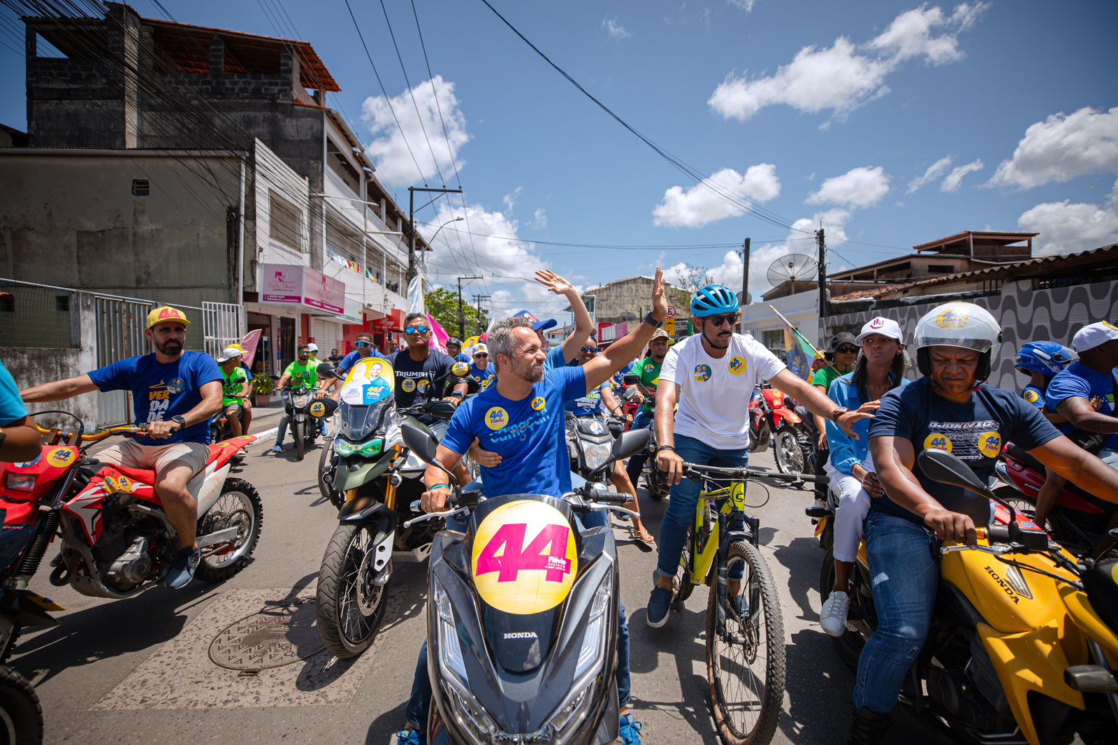 No estilo Bolsonaro, Flávio Matos realiza motociata em Camaçari